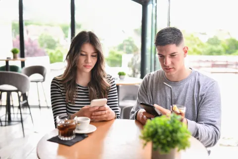 Adicción al celular: cuál es el tratamiento para superar la nomofobia