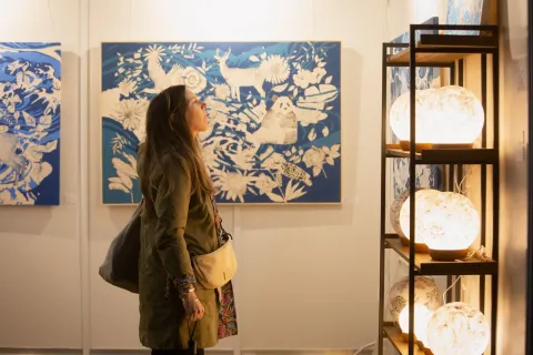 Mujer observando arte en BADA.