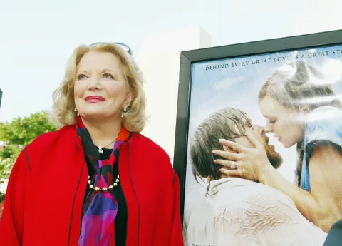 La actriz Gena Rowlands llega al estreno de "The Notebook" de New Lines el 21 de junio de 2004 en el Village Theatre de Los Ángeles, California.