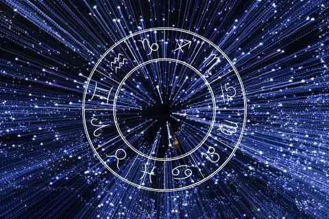 La rueda zodiacal, con los símbolos de los 12 signos astrales.