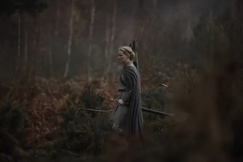 Morfydd Clark durante la segunda temporada de Lord of the Rings.