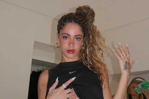La cantante argentina está de vacaciones con sus amigas y compartió imágenes con sus fans de su nuevo estilismo beauty.