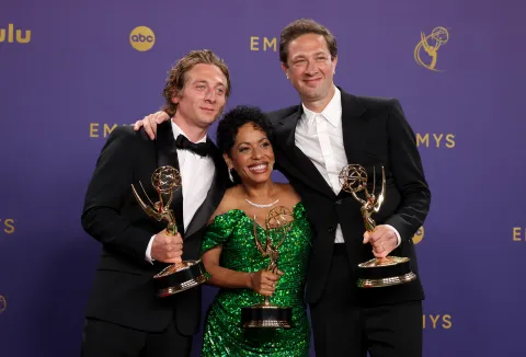 Foto del elenco de The Bear en los Premios Emmy 2024.