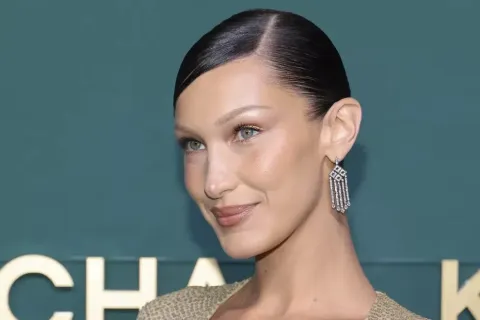 Bella Hadid en una premiere