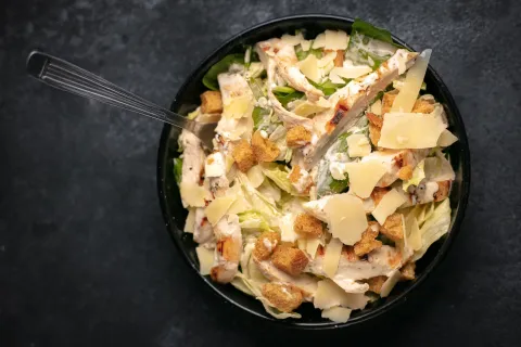 Ensalada César: dónde probar versiones originales en restaurantes de Buenos Aires