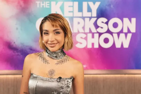 Foto de María Becerra en el show de Kelly Clarkson.
