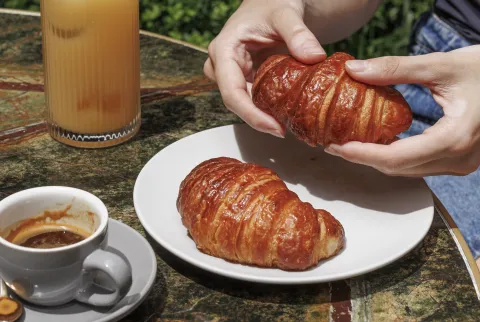 un plato con medialunas y un café con leche