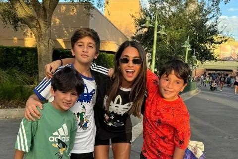 Antonela Roccuzzo visitó Disney, una vez más, junto a sus hijos y compartió la increíble experiencia en sus redes sociales.