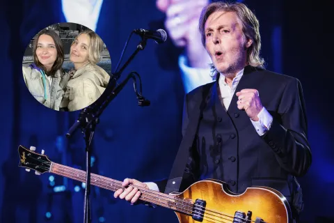 Foto de Paul McCartney y las jóvenes que terminaron en primera fila.