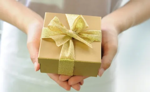 una mujer con un regalo entre sus manos
