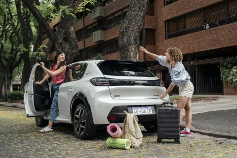 El nuevo Peugeot 208 se reinventa. Diseño renovado. Nueva firma lumínica. Nuevos faros traseros LED y nuevo motor turbo.