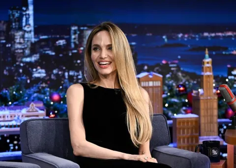 Foto de Angelina Jolie en el programa de Jimmy Fallon.