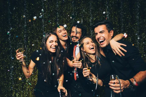 Foto de amigos celebrando.