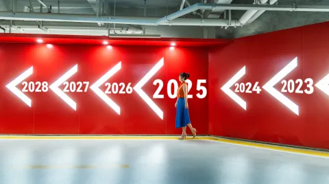 Imagen de mujer caminando en 2025.