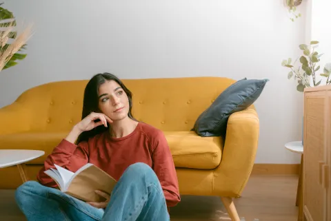 mujer pensando y leyendo