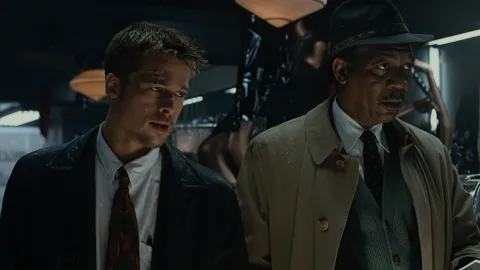 Brad Pitt y Morgan Freeman en una escena de "Seven"
