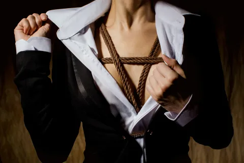 mujer practica shibari