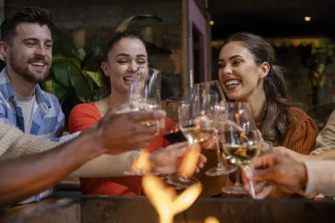 Según la encuesta Food&Drink Report 2024 realizada por una conocida cadena de supermercados del Reino Unidos, el público inglés contestó que llevar un vino como regalo a una cena puede puede considerarse algo “grosero” 