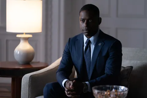 Sterling K. Brown interpreta a Agent Xavier Collins en Paradise.