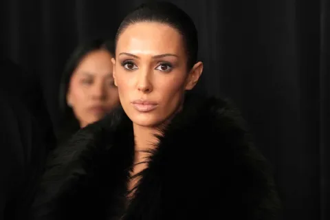 es Bianca Censori, la novia de Kanye West que fue expulsada de los Grammy