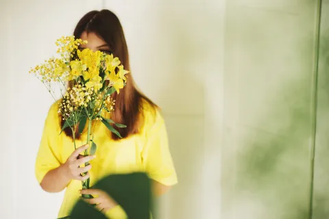mujer con flores amarillas