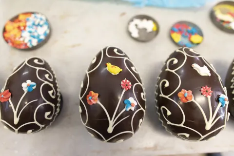 Foto de huevos de pascua de chocolate.