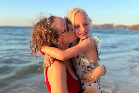 Josefina y su hija Rita en la playa