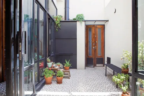 En los pisos, en las plantas, en los muebles, en el cerramiento... un mundo de detalles que resuelven bien los problemas que suelen tener los patios de PH.