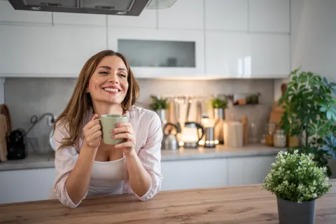 Mujer toma café