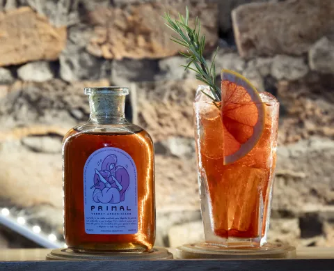 Erotique Pink y Bestia lanzaron “Primal”, que definen como el primer vermut argentino creado con ingredientes afrodisíacos.