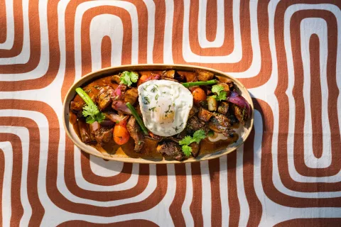 Los mejores restaurantes peruanos que hay en la ciudad y las promociones para deleitarte. En la foto: una especialidad de Tigre Morado.