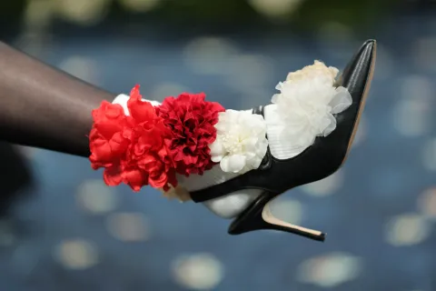 Los zapatos de Aimee Lou Wood, con flores, en la gala del MET 2025