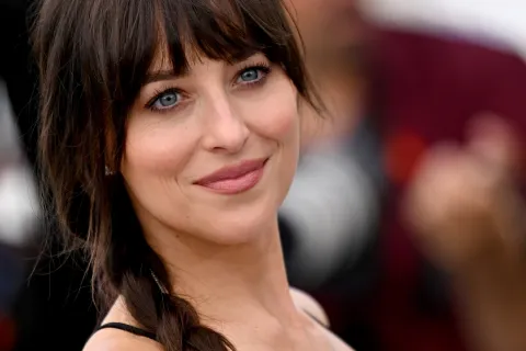 Dakota Johnson en Cannes con una trenza.
