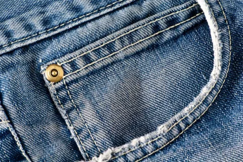 Los botones metálicos cumplen una función fundamental en el armado del jean