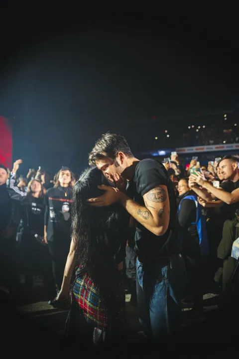 Lali y Pedro Rosemblat dandose un beso en el show de Velez