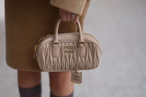 Si bien las minibags son furor, hay un nuevo ítem que vuelve con todo. 
