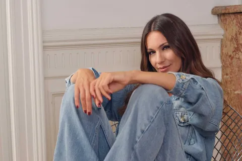 Pampita con look total denim marcó tendencia