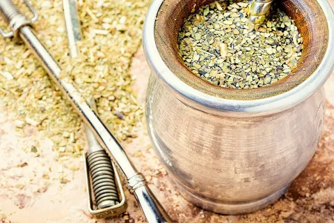 El yuyo que hay que ponerle al mate para dormir mejor, según un experto