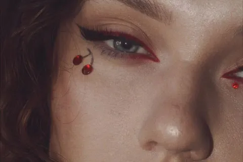 La tendencia cherry está presente en el mundo de la moda y la belleza