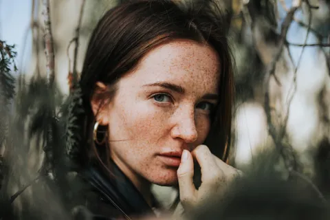 Mujer en la naturaleza preocupada