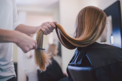 Una perfecta mezcla entre un tono clásico que brindándole un toque de glow se transforma en el tono del 2025. 