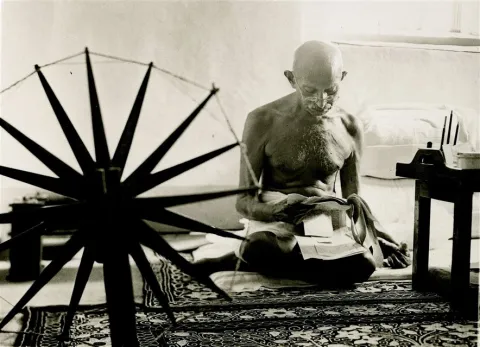 El célebre retrato a Gandhi antes de que fuera asesinado.