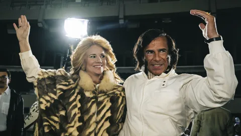 Griselda Siciliani como Zulema Yoma y Leonardo Sbaraglia como Carlos Menem en la serie de Prime Video.