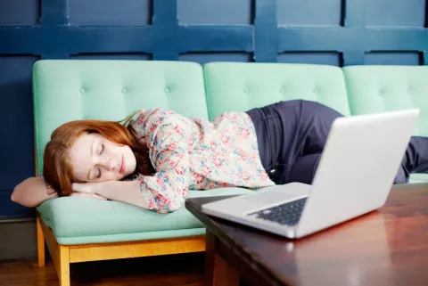 Mujer duerme