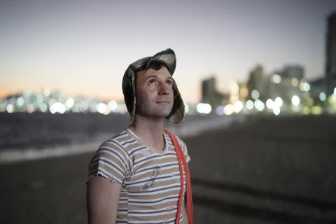 Pablo Cruz interpreta a Roberto Gómez Bolaños.