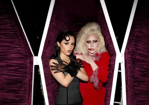 Lady Gag junto a Jenna Ortega en la presentación de la nueva temporada de Merlina 