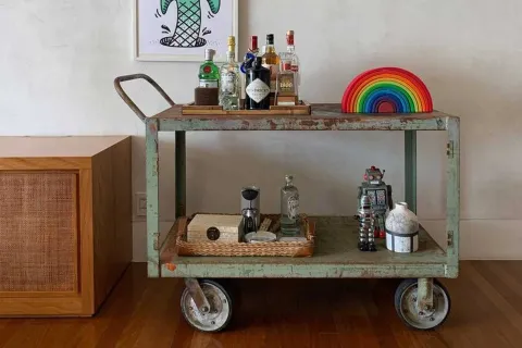 Los bares vintage con rueditas son uno de los objetos deco del 2025