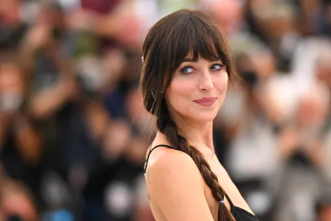 Falda XL y estampas: los mejores looks de Dakota Johnson en sus vacaciones en Ibiza