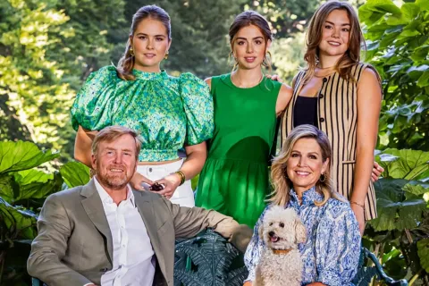 Los reyes de los Países Bajos y sus tres herederas, Amalia, Alexia y Ariane, posaron en el jardín de la propiedad Los reyes de los Países Bajos y sus tres herederas, Amalia, Alexia y Ariane, posaron en el jardín de la propiedad