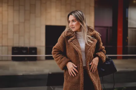 Vuelve el frío polar: 7 looks abrigados perfectos para ir a la oficina